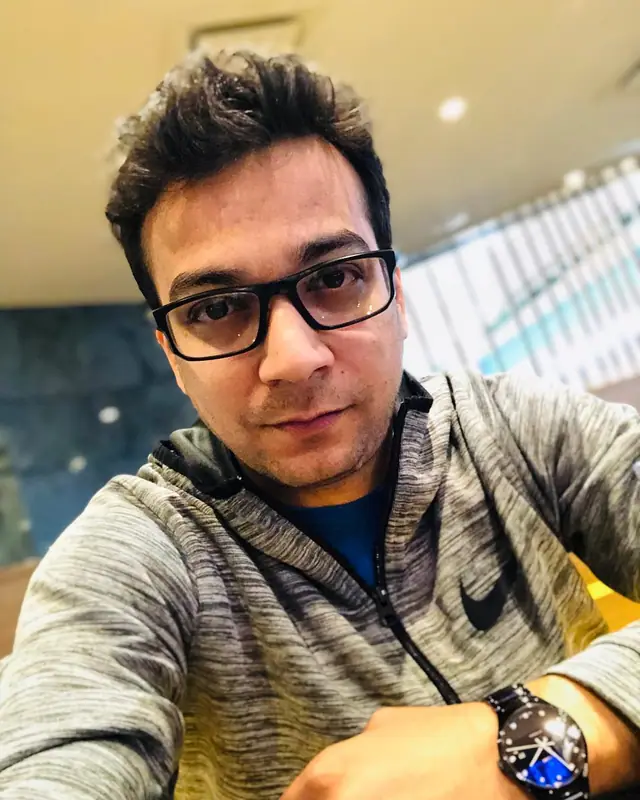 Nabil Valiulla, a selfie at home